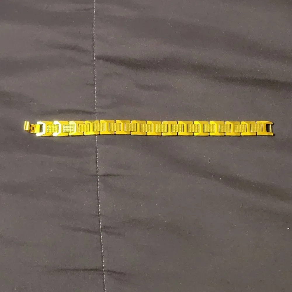 MENS GOLD PLATED FASHION BRACELET.